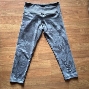 Vuori Camo Gray Cropped Leggings